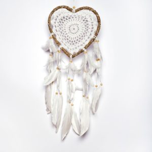 Ονειροπαγίδα καρδιά λευκή πλεκτή χειροποίητη από ξύλο ύφασμα φτερά και χάντρες 32x90cm Τ 1324-4Dreamcatcher heart white knitted handmade from wood fabric feathers and beads 11x45cm T 1321-4
